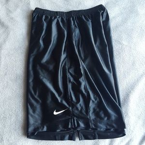 Men's (L) NIKE Solid black athletic shorts